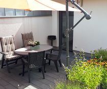 hintere Terrasse mit Sonnenschirm